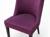 une chaise violette posée sur une surface blanche