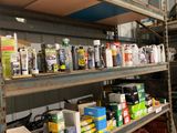 une étagère sur laquelle sont disposés de nombreux objets de toutes sortes