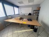 une photo d'une pièce avec un bureau et un tableau blanc