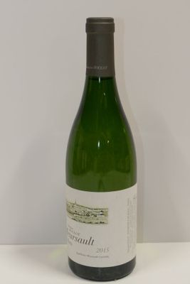 une bouteille de vin posée sur une table
