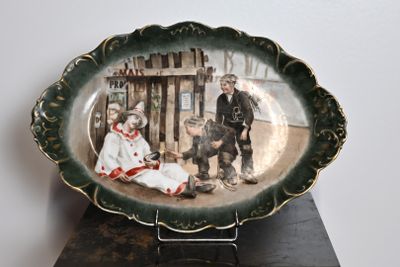 Plat porcelaine vers 1900, Pierrot ivre
