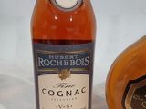 une bouteille de cognac à côté d'une bouteille de rhum