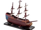 une petite maquette de bateau posée sur un socle