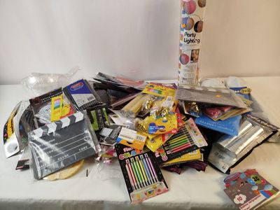 un tas de bonbons et de barres chocolatées posés sur une table