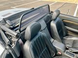 une photo de l'intérieur d'une voiture dans un parking