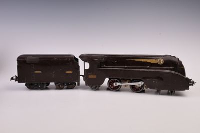 deux petits trains assis côte à côte sur une surface blanche