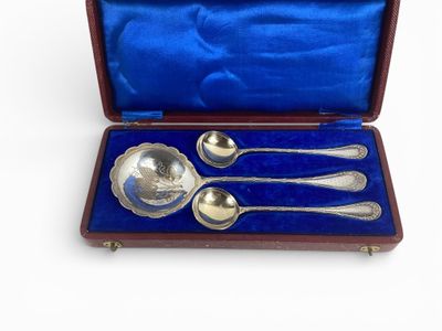 Dans son écrin en velours bleu nuit Beau service à fraises e… - Photo 1