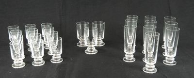 un grand nombre de verres posés sur une table