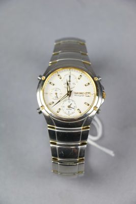 une image d'un gros plan d'une montre-bracelet sur une table