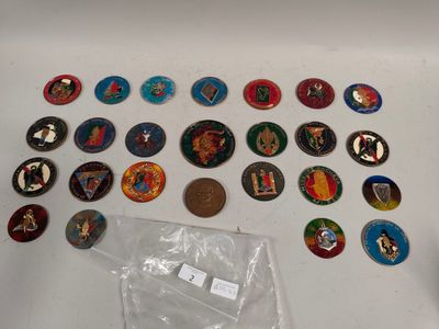 beaucoup de badges et une pièce de monnaie sur la table
