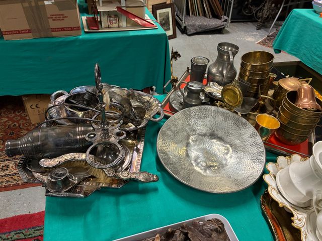 Lot d'objet en étain, cuivre et métal argenté. Plateaux, pelle et