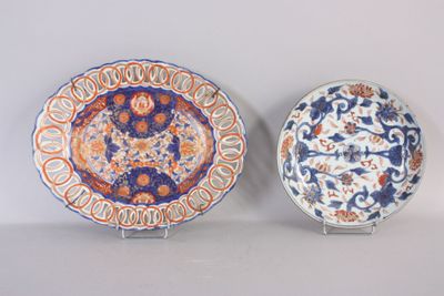 deux assiettes ornées de motifs, posées sur une surface blanche
