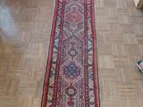 un long tapis posé à même le sol dans une pièce