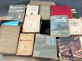 un grand nombre de livres posés sur une table