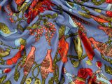 un gros plan sur un tissu à motifs floraux bleus et orange