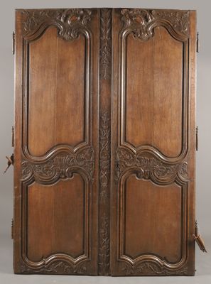 une paire de portes anciennes françaises en bois sculpté