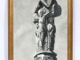 tableau représentant une statue dans un cadre doré, accroché à un mur blanc