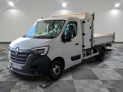 la photo d'un camion blanc garé dans une pièce