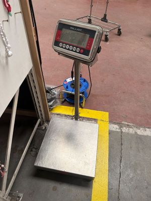 une image représentant une balance posée sur le sol d'un immeuble