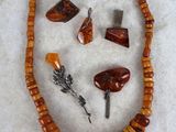 une photo d'un collier orné de divers bijoux sur un fond blanc