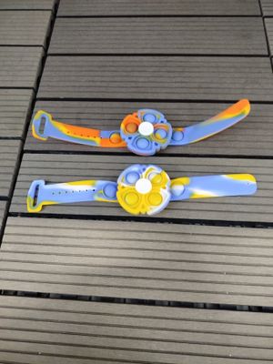 deux montres posées sur une table en bois