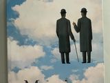 un livre sur lequel figure la photo de deux hommes debout l'un à côté de l'autre