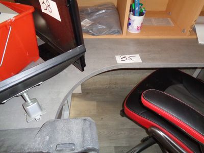 un bureau sur lequel se trouvent une chaise et un écran d'ordinateur