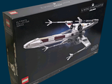 une boîte contenant une maquette d'un chasseur X-wing de Star Wars