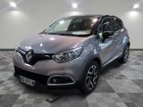la voiture grise est garée sur un sol en damier dans le garage