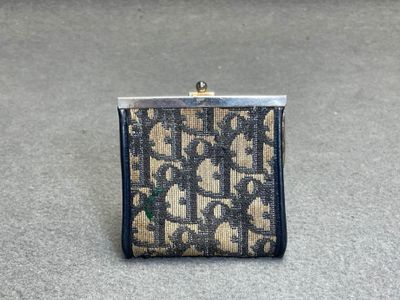 un petit sac à main posé sur un sol recouvert d'un tapis