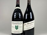 deux bouteilles de vin posées l'une à côté de l'autre sur une table