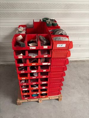 une pile de bacs rouges posés sur une palette