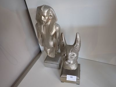 deux statues d'animaux exposées dans une vitrine