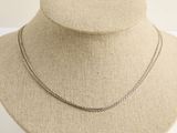 gros plan d'un collier sur un mannequin mannequin