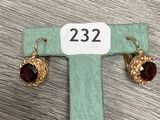 gros plan d'une paire de boucles d'oreilles sur une table