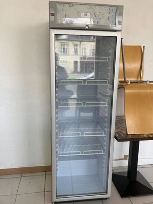 un réfrigérateur vide dans le coin d'une pièce