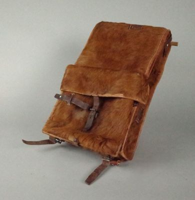 un sac en cuir marron muni d'une bandoulière marron