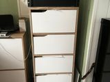 une photo d'une grande armoire dans une pièce