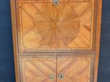 une image d'un meuble en bois avec deux tiroirs et une porte