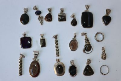 plusieurs types de bijoux sont présentés sur une surface blanche