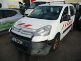 une camionnette blanche avec une bande rouge garée sur un parking