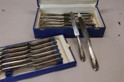 une boîte d'instruments chirurgicaux posée sur une table