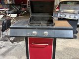 une photo d'un barbecue dans un garage