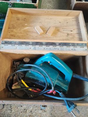 une boîte contenant des outils posée sur le sol