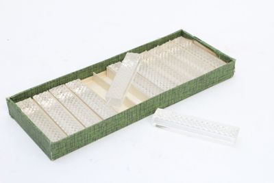 12 porte couteaux en cristal de section carrée à décor de po…