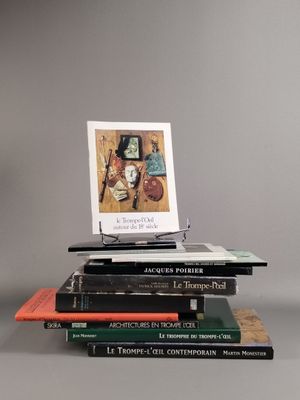 plusieurs livres empilés sur une table
