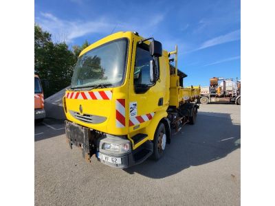 une photo d'un camion jaune garé sur un parking