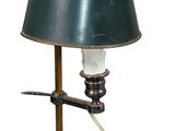 une lampe posée sur une table
