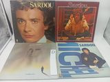Trois vinyles du même album sont posés sur une table