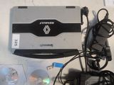 une photo montrant un ordinateur portable et d'autres appareils électroniques posés sur une table